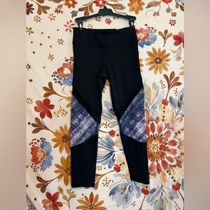 NWOT $48 Gaiam Women’s XS Om Fit Black Sheer Panel Mesh Yoga Crop Capri Leggings